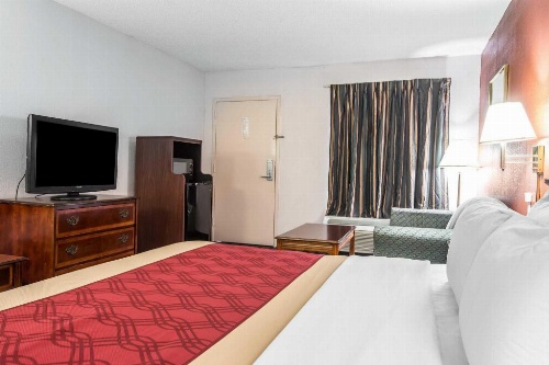 Econo Lodge South Garner image 5